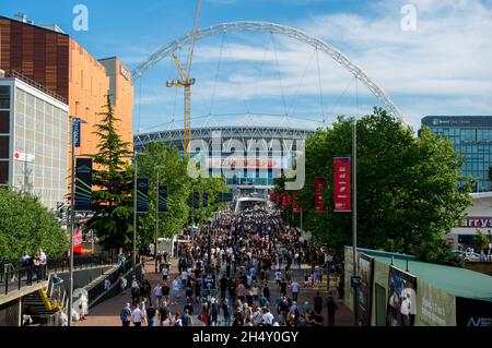 La folla arriverà al concerto AC/DC al Wembley Stadium il 04 luglio 2015 a Londra, Regno Unito Foto Stock