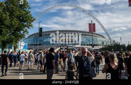 La folla arriverà al concerto AC/DC al Wembley Stadium il 04 luglio 2015 a Londra, Regno Unito Foto Stock