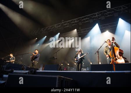 Mumford e i figli vivono sul palco al festival Gentlemen of the Road il 01 2015 agosto ad Aviemore in Scozia, Regno Unito Foto Stock