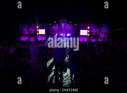 Vista del palco Lion's Den e della folla durante lo spettacolo Skints alla Boomtown Fair il 16 agosto 2015 a Matterley Estate, Hampshire, Regno Unito Foto Stock