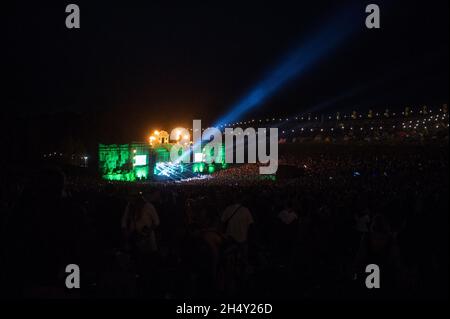 Vista del Lion's Den Stage e la folla a Boomtown Fair il 14 agosto 2015 a Matterley Estate, Hampshire, Regno Unito Foto Stock