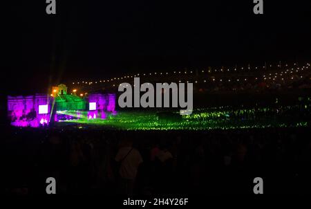 Vista del Lion's Den Stage e la folla a Boomtown Fair il 14 agosto 2015 a Matterley Estate, Hampshire, Regno Unito Foto Stock