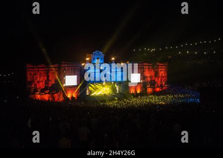 Vista del Lion's Den Stage e la folla a Boomtown Fair il 14 agosto 2015 a Matterley Estate, Hampshire, Regno Unito Foto Stock