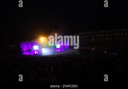 Vista del Lion's Den Stage e la folla a Boomtown Fair il 14 agosto 2015 a Matterley Estate, Hampshire, Regno Unito Foto Stock