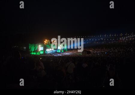 Vista del Lion's Den Stage e la folla a Boomtown Fair il 14 agosto 2015 a Matterley Estate, Hampshire, Regno Unito Foto Stock