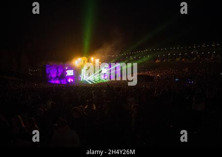 Vista del Lion's Den Stage e la folla a Boomtown Fair il 14 agosto 2015 a Matterley Estate, Hampshire, Regno Unito Foto Stock