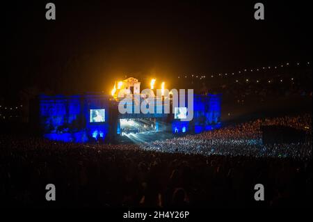 Vista del Lion's Den Stage e la folla a Boomtown Fair il 14 agosto 2015 a Matterley Estate, Hampshire, Regno Unito Foto Stock