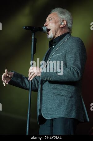 Sir Tom Jones ha suonato dal vivo il giorno 2 del V Festival il 23 agosto 2015 al Weston Park, Staffordshire, Regno Unito Foto Stock