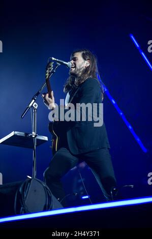 Il Winston Marshall di Mumford & Sons si esibisce dal vivo sul palco il giorno 2 del Leeds Festival il 29 2015 agosto al Bramham Park, Yorkshire, Regno Unito Foto Stock