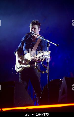 Marcus Mumford di Mumford & Sons si esibisce dal vivo sul palco il giorno 2 del Leeds Festival il 29 2015 agosto al Bramham Park, Yorkshire, Regno Unito Foto Stock