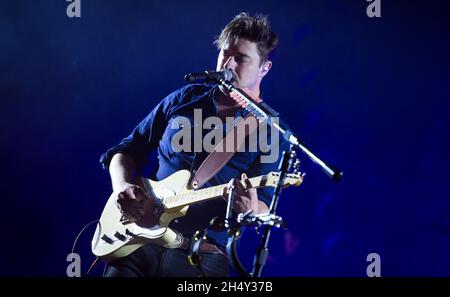 Marcus Mumford di Mumford & Sons si esibisce dal vivo sul palco il giorno 2 del Leeds Festival il 29 2015 agosto al Bramham Park, Yorkshire, Regno Unito Foto Stock