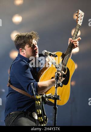 Marcus Mumford di Mumford & Sons si esibisce dal vivo sul palco il giorno 2 del Leeds Festival il 29 2015 agosto al Bramham Park, Yorkshire, Regno Unito Foto Stock