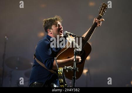 Marcus Mumford di Mumford & Sons si esibisce dal vivo sul palco il giorno 2 del Leeds Festival il 29 2015 agosto al Bramham Park, Yorkshire, Regno Unito Foto Stock