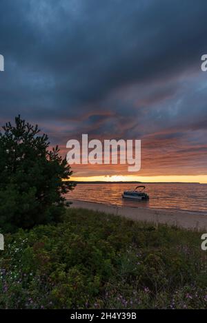 Munising Michigan, USA - 11 agosto 2021: Pontone barca ancorata vicino a una spiaggia Foto Stock