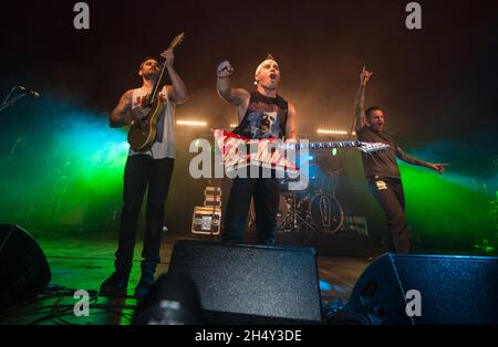 Alex Varkatzas, Dan Jacobs e Travis Miguel di Atreyu si esibiscono dal vivo il 3° giorno del Leeds Festival il 30 2015 agosto al Bramham Park, Yorkshire, Regno Unito Foto Stock