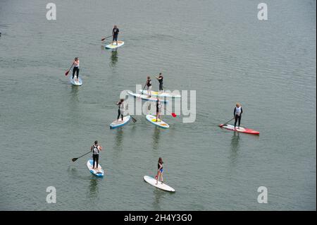 Festival Goers paddle board nell'estuario il giorno 1 del Festival n ° 6 il 04 2015 settembre a Portmeirion, Galles, Regno Unito Foto Stock