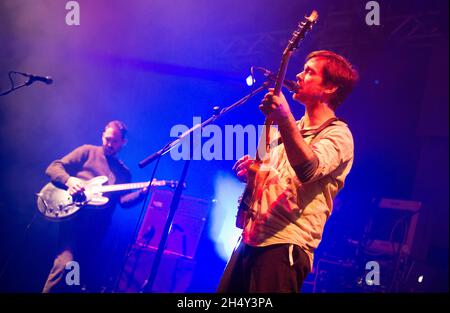 British Sea Power si esibisce dal vivo sul palco il giorno 2 del Festival n° 6 il 05 2015 settembre a Portmeirion, Galles, Regno Unito Foto Stock