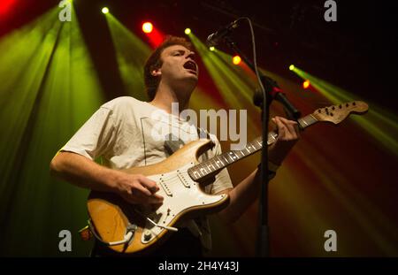 Mac DeMarco si esibisce dal vivo sul palco dell'Istituto il 10 settembre 2015 a Birmingham, Regno Unito Foto Stock