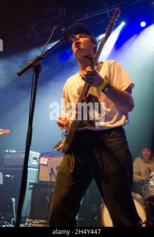 Mac DeMarco si esibisce dal vivo sul palco dell'Istituto il 10 settembre 2015 a Birmingham, Regno Unito Foto Stock