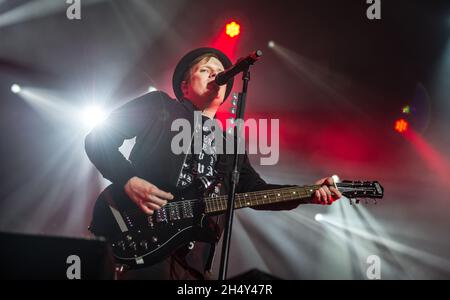 Patrick Stump of Fall out Boy si esibisce dal vivo sul palco alla Barclaycard Arena il 06 2015 ottobre a Birmingham, Regno Unito Foto Stock