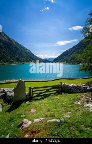 Escursioni nei pressi del lago artificiale di Neves in Alto Adige Dolomiti Italia Foto Stock