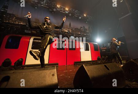 Krept & Konan si esibisce dal vivo sul palco dell'Istituto il 06 2016 aprile a Birmingham, Regno Unito. Foto Stock