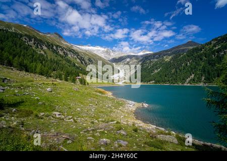 Escursioni nei pressi del lago artificiale di Neves in Alto Adige Dolomiti Italia Foto Stock