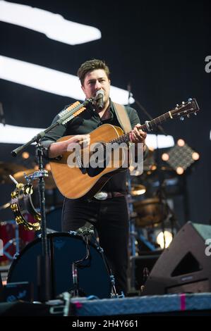 Marcus Mumford di Mumford & Sons si esibisce dal vivo sul palco il giorno 1 al Big Weekend della BBC il 28 maggio 2016 al castello di Powderham, Exeter Foto Stock