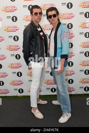 Alex Turner e Miles Kane of Last Shadow Puppets posano sul backstage il giorno 2 al Big Weekend della BBC il 29 maggio 2016 al castello di Powderham, Exeter Foto Stock