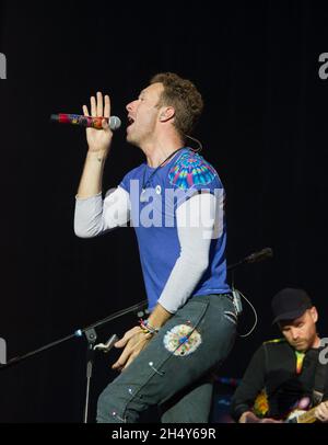 Chris Martin di Coldplay ha suonato dal vivo sul palco il giorno 2 del Big Weekend di radio 1 al castello di Powderham il 29 2016 maggio a Exeter, Regno Unito. Foto Stock