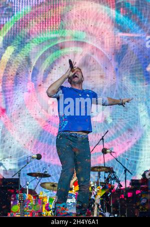 Chris Martin di Coldplay ha suonato dal vivo sul palco il giorno 2 del Big Weekend di radio 1 al castello di Powderham il 29 2016 maggio a Exeter, Regno Unito. Foto Stock