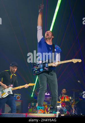 Chris Martin di Coldplay ha suonato dal vivo sul palco il giorno 2 del Big Weekend di radio 1 al castello di Powderham il 29 2016 maggio a Exeter, Regno Unito. Foto Stock