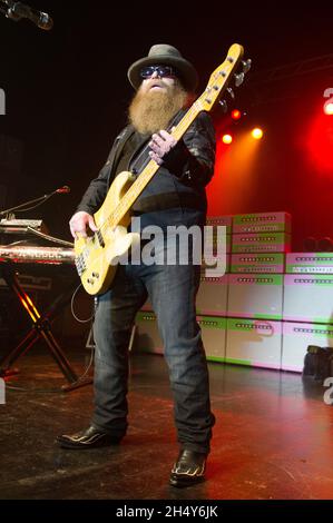 Il Dusty Hill of ZZ Top si esibisce dal vivo sul palco alla O2 Academy il 23 2016 giugno a Birmingham, Regno Unito. Foto Stock