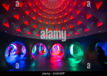 Festival Goers esplorare Katena Luminarium progettato da Architects of Air al festival bluedot il 22 2016 luglio a Jodrell Bank, Regno Unito. Foto Stock