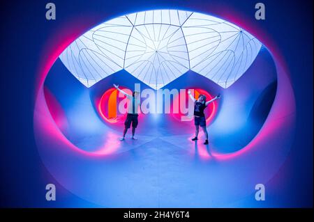 Festival Goers esplorare Katena Luminarium progettato da Architects of Air al festival bluedot il 22 2016 luglio a Jodrell Bank, Regno Unito. Foto Stock