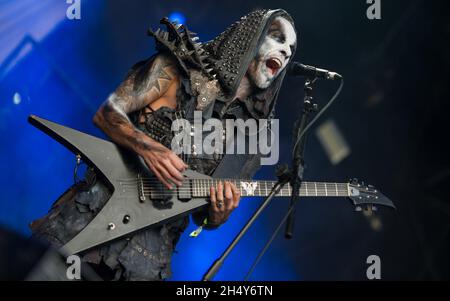 Adam Darski di Behemoth si esibisce dal vivo sul palco al festival Bloodstock il 12 2016 agosto presso la Catton Hall, Regno Unito. Foto Stock