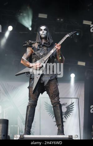 Adam Darski di Behemoth si esibisce dal vivo sul palco al festival Bloodstock il 12 2016 agosto presso la Catton Hall, Regno Unito. Foto Stock