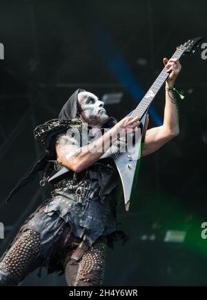 Adam Darski di Behemoth si esibisce dal vivo sul palco al festival Bloodstock il 12 2016 agosto presso la Catton Hall, Regno Unito. Foto Stock