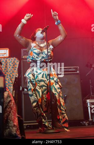 Chantal Brown di Vodun si esibisce dal vivo sul palco al festival Bloodstock il 13 2016 agosto presso la Catton Hall, Regno Unito. Foto Stock