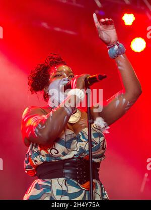 Chantal Brown di Vodun si esibisce dal vivo sul palco al festival Bloodstock il 13 2016 agosto presso la Catton Hall, Regno Unito. Foto Stock