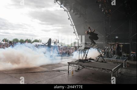 Marc Hudson, FrÃ dÃ©ric Lecquercq, Gee Anazalone, Herman li, Sam Totman e Vadim Pruzhanov di DragonForce si esibiscono dal vivo sul palco del festival Bloodstock il 14 2016 agosto a Catton Hall, Regno Unito. Foto Stock