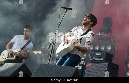 Justin Hayward-Young e Freddie Cowan dei vaccini in concerto dal vivo al Leeds Festival 2016 al Bramham Park, Regno Unito. Data foto: Venerdì 26 agosto 2016. Photo credit: Katja Ogrin/ EMPICS Entertainment. Foto Stock