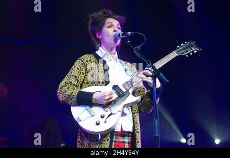 Jesca Hoop si esibisce dal vivo sul palco durante il 6Music Festival al Tramway di Glasgow, Regno Unito. Data foto: Domenica 26 marzo, 2017. Photo credit: Katja Ogrin/ EMPICS Entertainment. Foto Stock