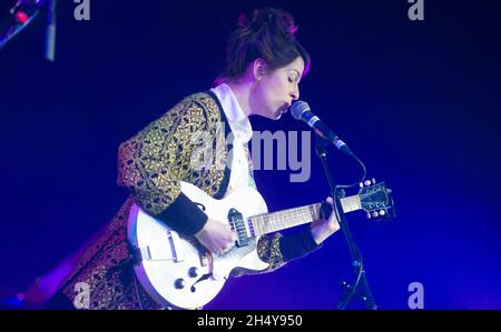 Jesca Hoop si esibisce dal vivo sul palco durante il 6Music Festival al Tramway di Glasgow, Regno Unito. Data foto: Domenica 26 marzo, 2017. Photo credit: Katja Ogrin/ EMPICS Entertainment. Foto Stock