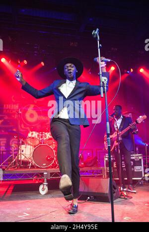 Baloji si esibisce dal vivo sul palco durante il 6Music Festival al Tramway di Glasgow, Regno Unito. Data foto: Domenica 26 marzo, 2017. Photo credit: Katja Ogrin/ EMPICS Entertainment. Foto Stock