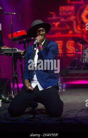 Baloji si esibisce dal vivo sul palco durante il 6Music Festival al Tramway di Glasgow, Regno Unito. Data foto: Domenica 26 marzo, 2017. Photo credit: Katja Ogrin/ EMPICS Entertainment. Foto Stock