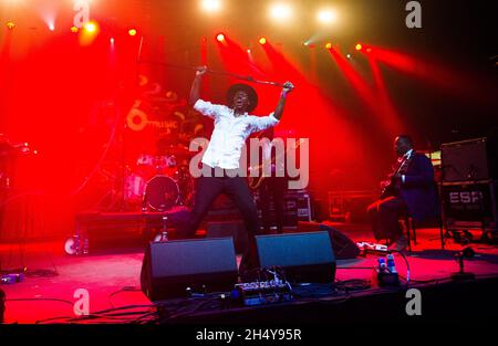 Baloji si esibisce dal vivo sul palco durante il 6Music Festival al Tramway di Glasgow, Regno Unito. Data foto: Domenica 26 marzo, 2017. Photo credit: Katja Ogrin/ EMPICS Entertainment. Foto Stock