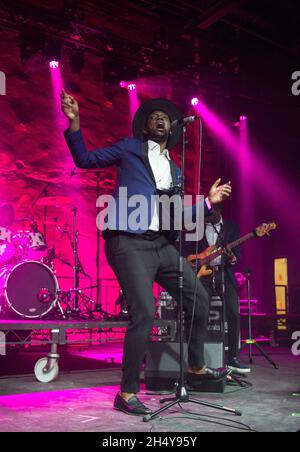 Baloji si esibisce dal vivo sul palco durante il 6Music Festival al Tramway di Glasgow, Regno Unito. Data foto: Domenica 26 marzo, 2017. Photo credit: Katja Ogrin/ EMPICS Entertainment. Foto Stock