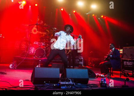 Baloji si esibisce dal vivo sul palco durante il 6Music Festival al Tramway di Glasgow, Regno Unito. Data foto: Domenica 26 marzo, 2017. Photo credit: Katja Ogrin/ EMPICS Entertainment. Foto Stock