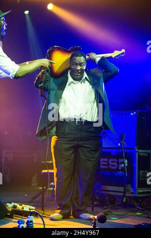 Baloji si esibisce dal vivo sul palco durante il 6Music Festival al Tramway di Glasgow, Regno Unito. Data foto: Domenica 26 marzo, 2017. Photo credit: Katja Ogrin/ EMPICS Entertainment. Foto Stock